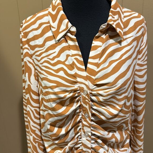 Sanctuary caramel/white tiger stripe ruched button down shirt. NWT. Size small - Picture 2 of 7